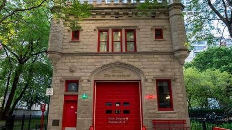 A street view of the outside of a Chicago museum