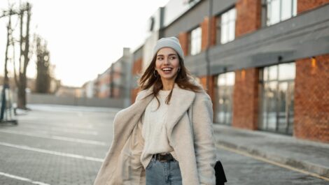 Young woman in cozy fall outfit.